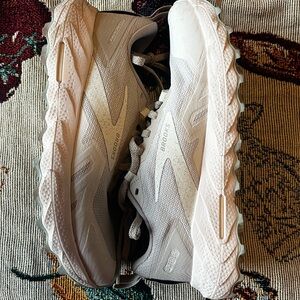 Brooks Women’s Cascadia 17 size 7, NEVER WORN, white/cream/mint